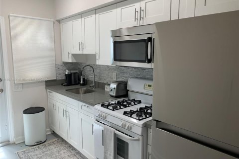 House in Miami Beach, Florida 1 bedroom, 301.19 sq.m. № 1949626 - photo 7