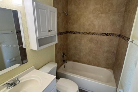 Снять в аренду виллу или дом в Форт-Лодердейл, Флорида 2 спальни, 399.2м2, № 2029656 - фото 16