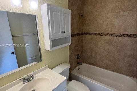 Снять в аренду виллу или дом в Форт-Лодердейл, Флорида 2 спальни, 399.2м2, № 2029656 - фото 17