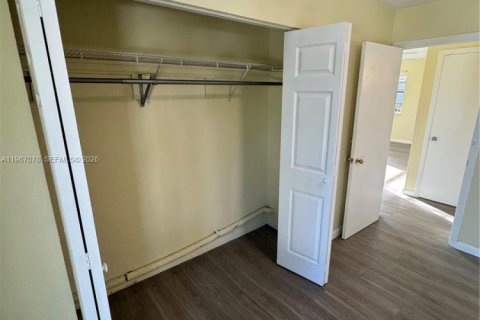 Снять в аренду виллу или дом в Форт-Лодердейл, Флорида 2 спальни, 399.2м2, № 2029656 - фото 12