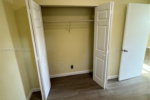 Снять в аренду виллу или дом в Форт-Лодердейл, Флорида 2 спальни, 399.2м2, № 2029656 - фото 21