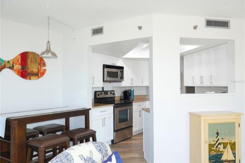 Condo in Daytona Beach, Florida, 2 bedrooms  № 1916386 - photo 11