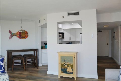 Condo in Daytona Beach, Florida, 2 bedrooms  № 1916386 - photo 13