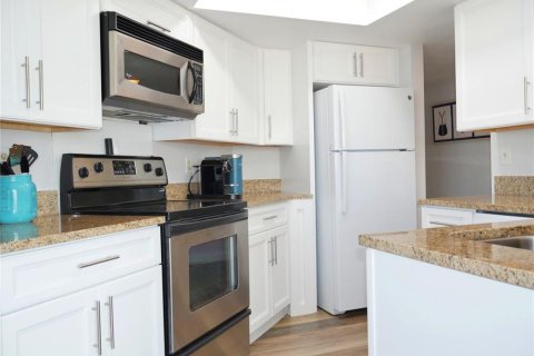 Condo in Daytona Beach, Florida, 2 bedrooms  № 1916386 - photo 15