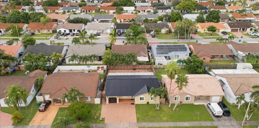 Дом в Майами, Флорида 4 спальни, 135.27м2 № 1948248