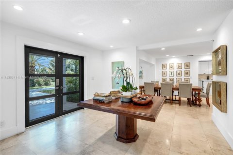 House in Miami, Florida 5 bedrooms, 346.9 sq.m. № 1934941 - photo 24