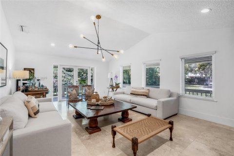 House in Miami, Florida 5 bedrooms, 346.9 sq.m. № 1934941 - photo 25