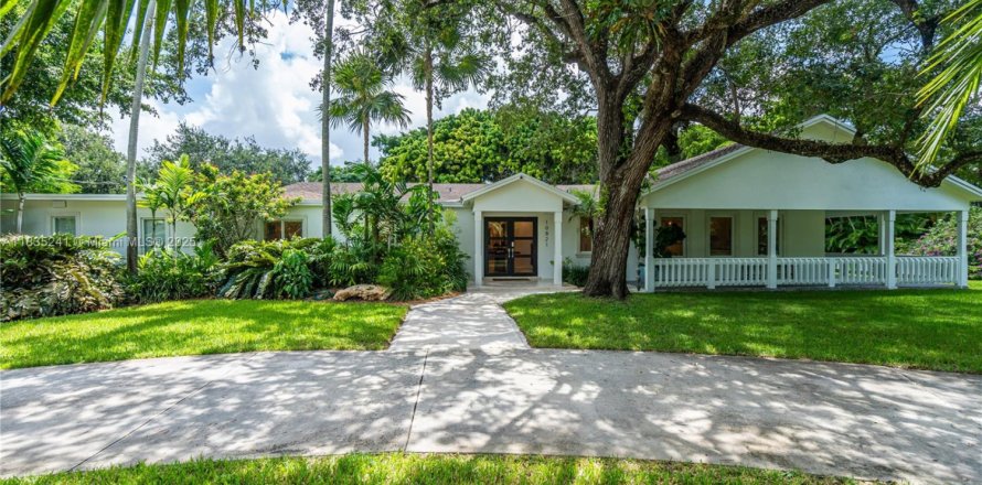 House in Miami, Florida 5 bedrooms, 346.9 sq.m. № 1934941