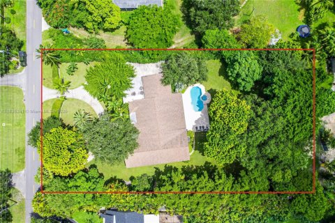 House in Miami, Florida 5 bedrooms, 346.9 sq.m. № 1934941 - photo 8