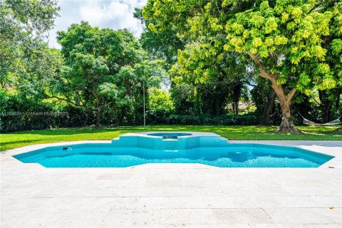 House in Miami, Florida 5 bedrooms, 346.9 sq.m. № 1934941 - photo 12