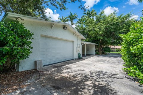 House in Miami, Florida 5 bedrooms, 346.9 sq.m. № 1934941 - photo 14