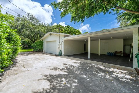 House in Miami, Florida 5 bedrooms, 346.9 sq.m. № 1934941 - photo 13
