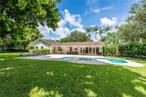 House in Miami, Florida 5 bedrooms, 346.9 sq.m. № 1934941 - photo 5