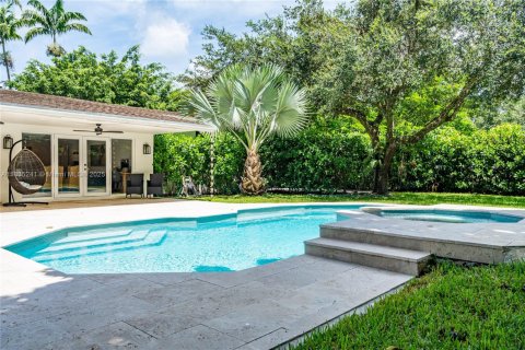 House in Miami, Florida 5 bedrooms, 346.9 sq.m. № 1934941 - photo 17