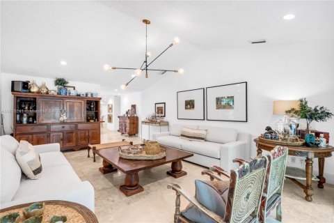 House in Miami, Florida 5 bedrooms, 346.9 sq.m. № 1934941 - photo 27