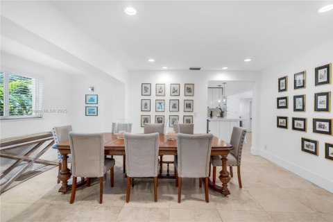 House in Miami, Florida 5 bedrooms, 346.9 sq.m. № 1934941 - photo 28