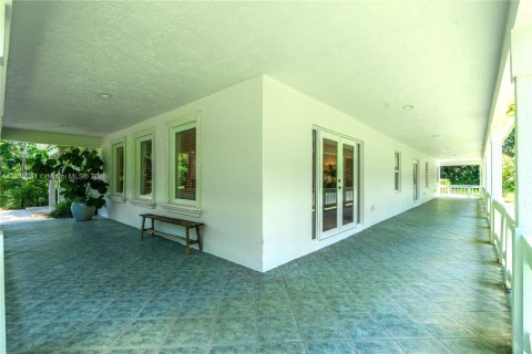 House in Miami, Florida 5 bedrooms, 346.9 sq.m. № 1934941 - photo 22