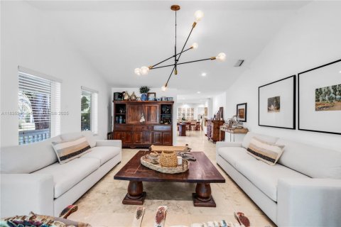 House in Miami, Florida 5 bedrooms, 346.9 sq.m. № 1934941 - photo 26