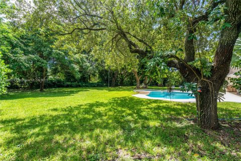 House in Miami, Florida 5 bedrooms, 346.9 sq.m. № 1934941 - photo 10