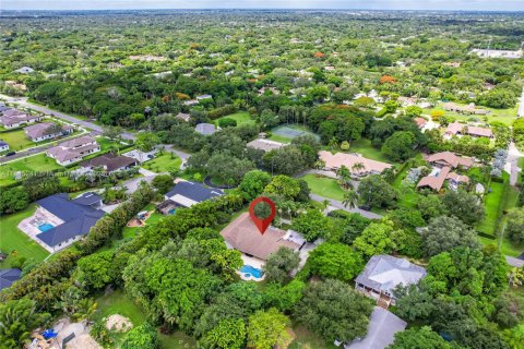 House in Miami, Florida 5 bedrooms, 346.9 sq.m. № 1934941 - photo 9