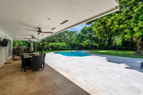 House in Miami, Florida 5 bedrooms, 346.9 sq.m. № 1934941 - photo 15