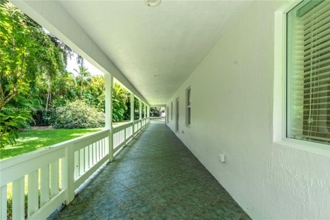 House in Miami, Florida 5 bedrooms, 346.9 sq.m. № 1934941 - photo 21