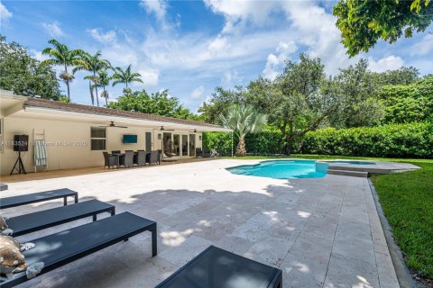 House in Miami, Florida 5 bedrooms, 346.9 sq.m. № 1934941 - photo 6