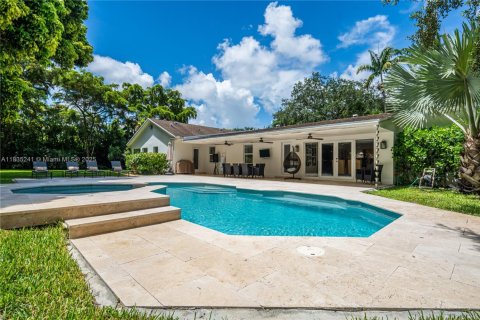 House in Miami, Florida 5 bedrooms, 346.9 sq.m. № 1934941 - photo 7