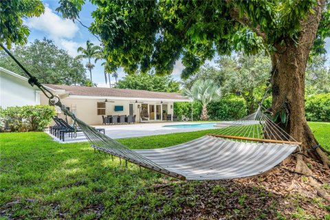 House in Miami, Florida 5 bedrooms, 346.9 sq.m. № 1934941 - photo 20