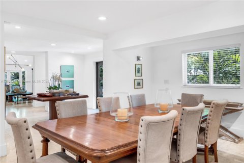 House in Miami, Florida 5 bedrooms, 346.9 sq.m. № 1934941 - photo 29