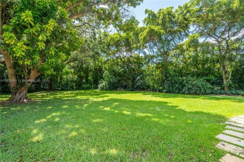 House in Miami, Florida 5 bedrooms, 346.9 sq.m. № 1934941 - photo 16