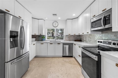 House in Miami, Florida 5 bedrooms, 346.9 sq.m. № 1934941 - photo 30