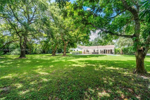 House in Miami, Florida 5 bedrooms, 346.9 sq.m. № 1934941 - photo 4