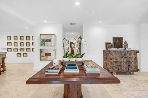 House in Miami, Florida 5 bedrooms, 346.9 sq.m. № 1934941 - photo 23