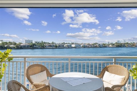 Condo in Fort Lauderdale, Florida, 2 bedrooms  № 1764972 - photo 1