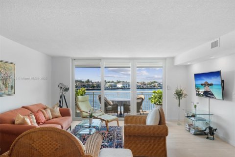 Condo in Fort Lauderdale, Florida, 2 bedrooms  № 1764972 - photo 2