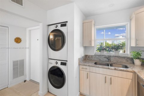 Condo in Fort Lauderdale, Florida, 2 bedrooms  № 1764972 - photo 9