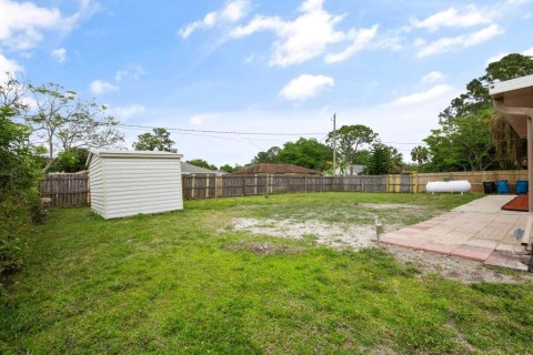 House in Palm Bay, Florida 3 bedrooms, 135.92 sq.m. № 1152107 - photo 1