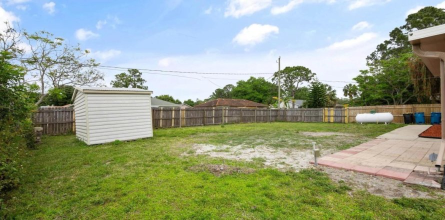 House in Palm Bay, Florida 3 bedrooms, 135.92 sq.m. № 1152107