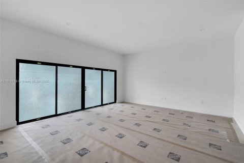 Villa ou maison à vendre à Miami, Floride: 4 chambres № 1921913 - photo 17