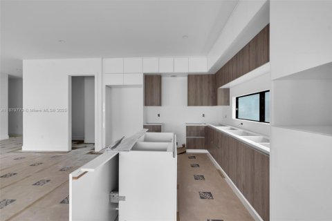 Villa ou maison à vendre à Miami, Floride: 4 chambres № 1921913 - photo 15