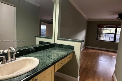 Touwnhouse à vendre à Miami, Floride: 3 chambres, 154.96 m2 № 2422370 - photo 13