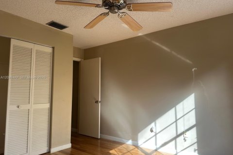 Touwnhouse à vendre à Miami, Floride: 3 chambres, 154.96 m2 № 2422370 - photo 18
