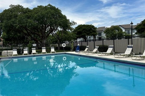 Touwnhouse à vendre à Miami, Floride: 3 chambres, 154.96 m2 № 2422370 - photo 25