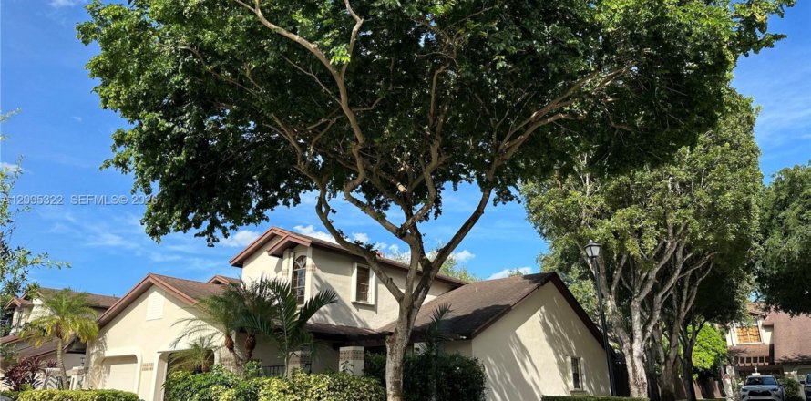 Touwnhouse à Miami, Floride 3 chambres, 154.96 m2 № 2422370