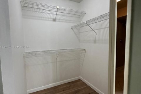 Touwnhouse à vendre à Miami, Floride: 3 chambres, 154.96 m2 № 2422370 - photo 15