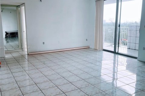 Condo in Miami, Florida, 2 bedrooms  № 2009776 - photo 5