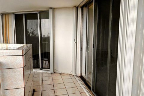 Condo in Miami, Florida, 2 bedrooms  № 2009776 - photo 4