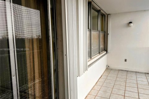 Condo in Miami, Florida, 2 bedrooms  № 2009776 - photo 2