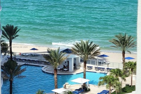 Condo in Hollywood, Florida, 2 bedrooms  № 2154609 - photo 2